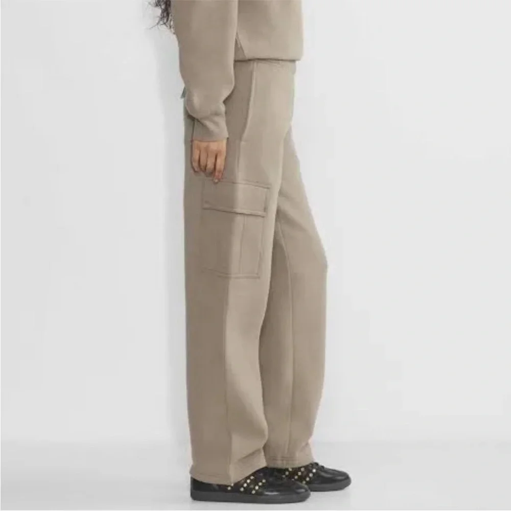 NWT Aritzia Sweatfleece Cozy Fleece Mega Cargo Sweatpant in Taupe Size M NEW